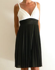 robe mi-longue plissée, noir et blanc satiné en location