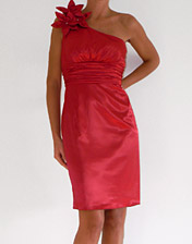 robe de cocktail mi-longue rouge satiné, avec fleur épaule en location